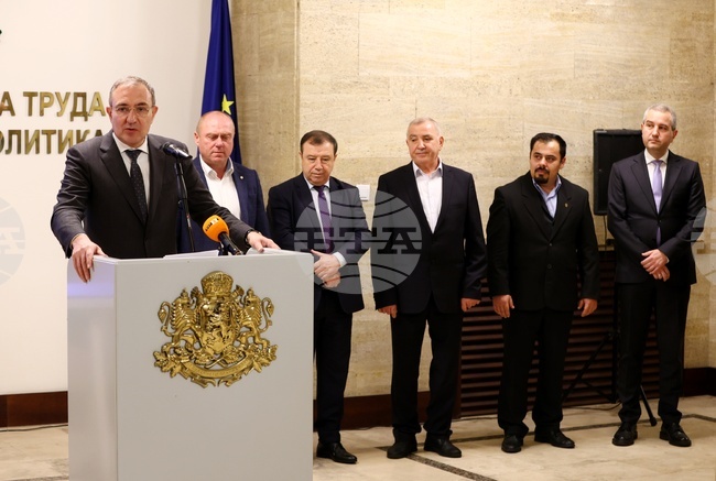 В пет общини ще се изградят нови места за настаняване на възрастни хора, съобщи министър Борислав Гуцанов