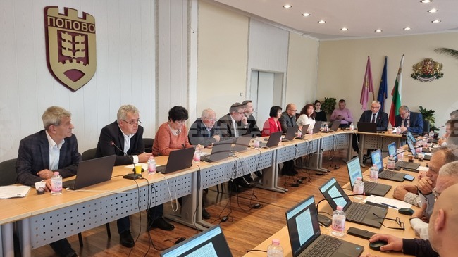 Съветниците в Попово допълниха Програмата за управление и разпореждане с имоти общинска собственост, определена бе продажна цена на общински жилища