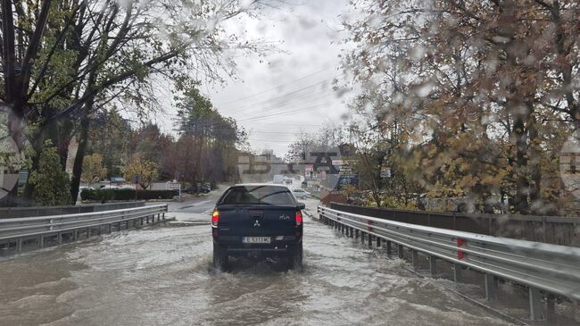 Заради проливния дъжд е тежка обстановката в санданските села Ново Делчево, Джигурово и Лешница, каза кметът на Сандански Атанас Стоянов