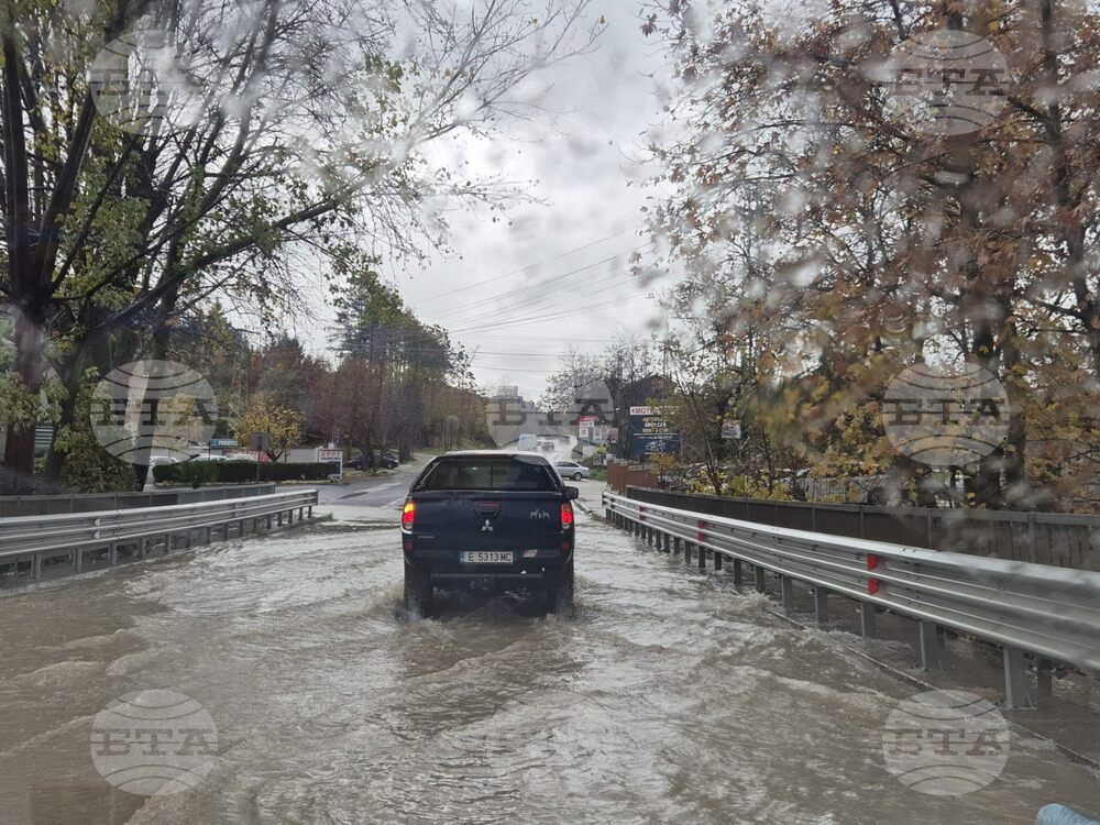 Заради проливния дъжд е тежка обстановката в санданските села Ново Делчево, Джигурово и Лешница, каза кметът на Сандански Атанас Стоянов