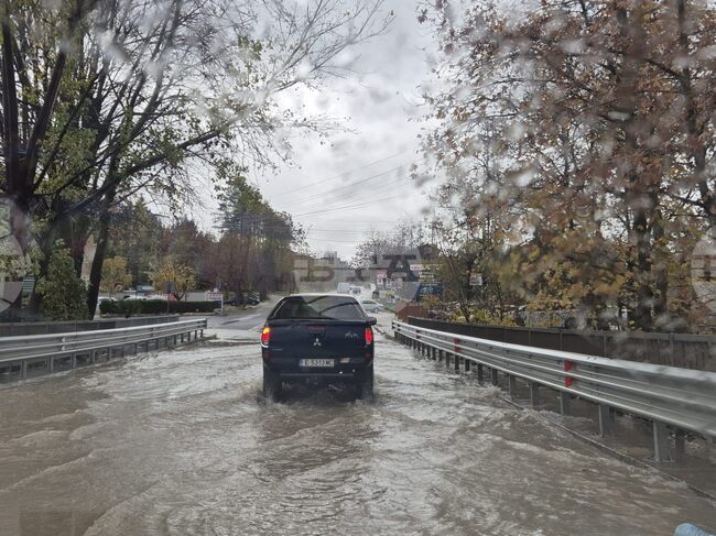 Заради проливния дъжд е тежка обстановката в санданските села Ново Делчево, Джигурово и Лешница, каза кметът на Сандански Атанас Стоянов