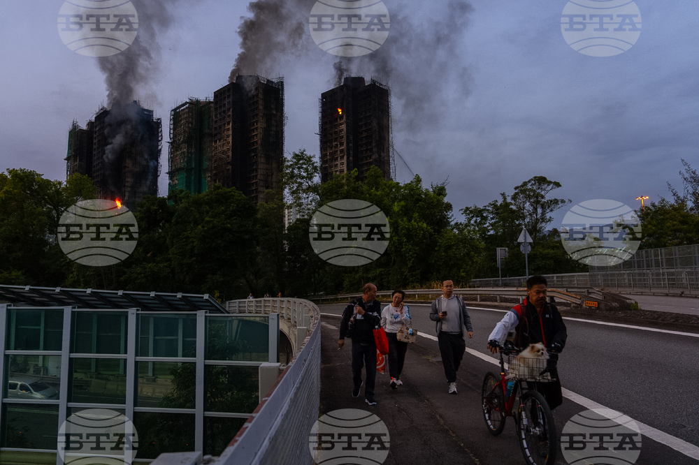 Най-малко 83 загинали, докато пожарникарите се борят с горящите вече втори ден жилищни сгради в Хонконг