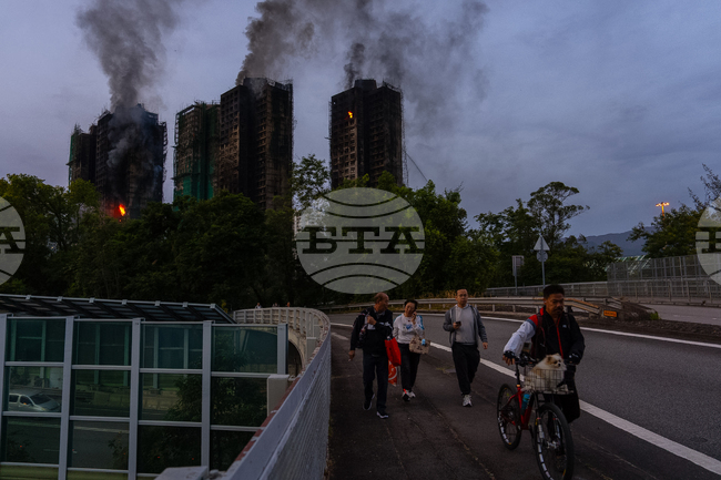 Най-малко 83 загинали, докато пожарникарите се борят с горящите вече втори ден жилищни сгради в Хонконг