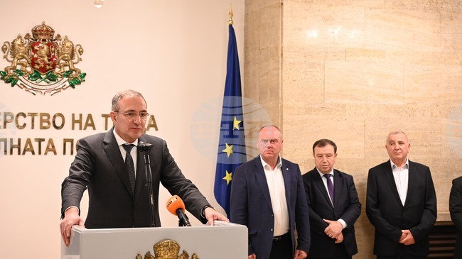 В пет общини ще се изградят нови места за настаняване на възрастни хора, съобщи министър Борислав Гуцанов