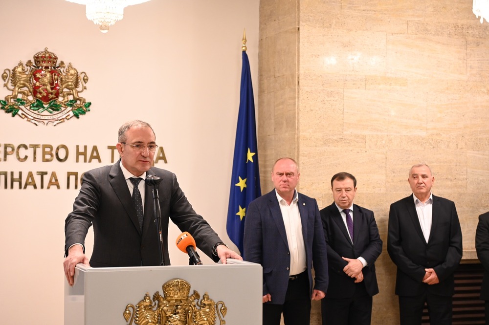 В пет общини ще се изградят нови места за настаняване на възрастни хора, съобщи министър Борислав Гуцанов