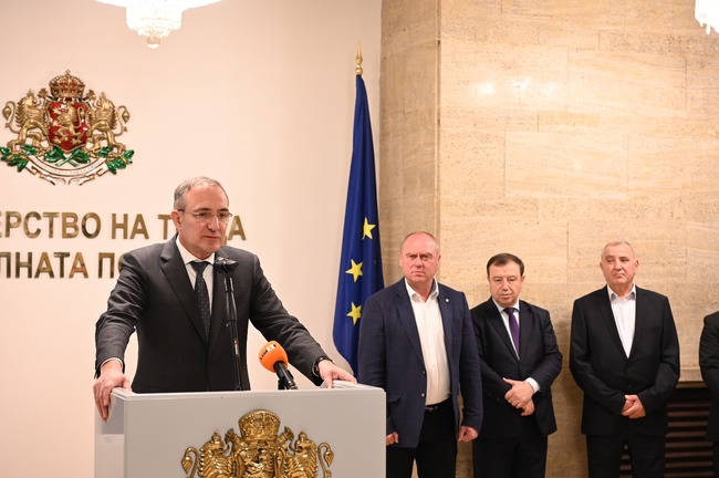 В пет общини ще се изградят нови места за настаняване на възрастни хора, съобщи министър Борислав Гуцанов