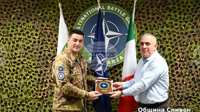 Италианският контингент дари 3000 лева на Община Сливен по време на визитата на кмета Стефан Радев в базата „Ново село“