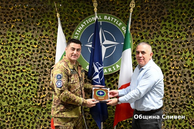 Италианският контингент дари 3000 лева на Община Сливен по време на визитата на кмета Стефан Радев в базата „Ново село“