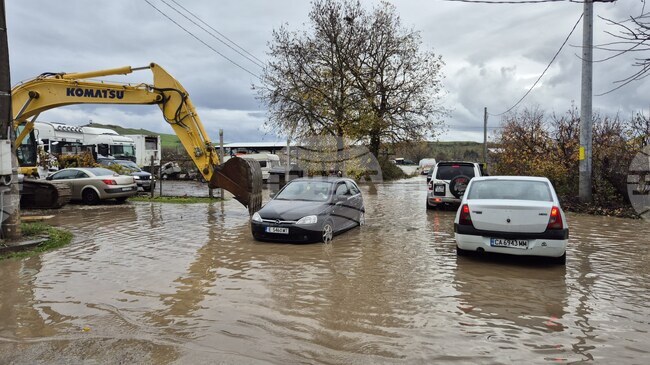 В санданското село Ново Делчево са наводнени повече от десет къщи, има и отнесени улици, каза кметът Валентин Апостолов