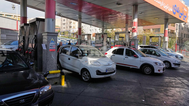 Иран вдигна цените на бензина за пръв път от протестите през 2019 г.