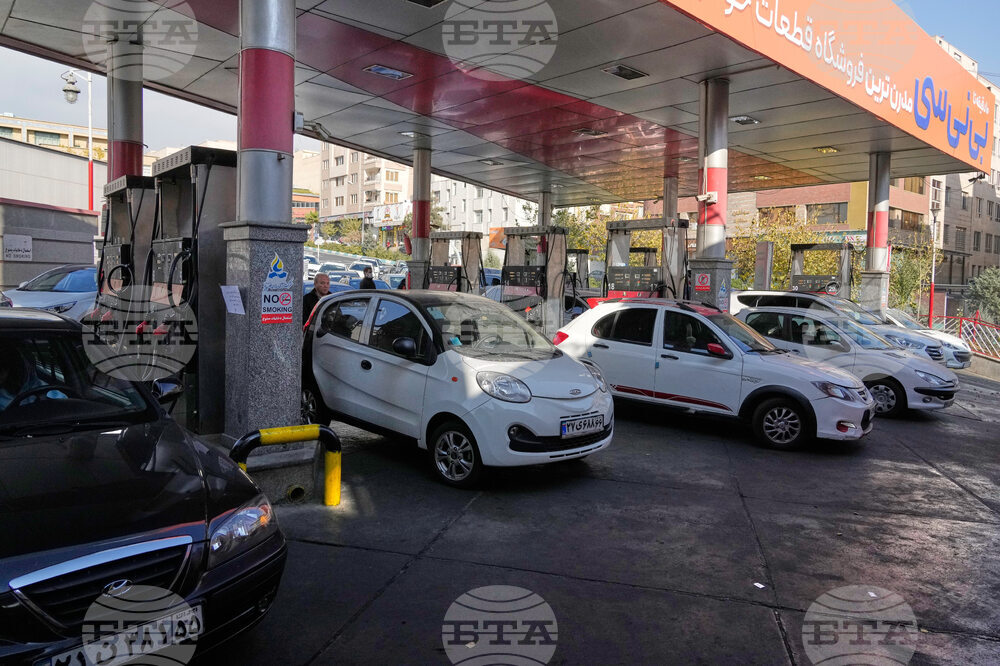 Иран вдигна цените на бензина за пръв път от протестите през 2019 г.