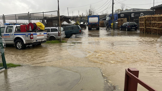 Свлачище затруднява движението между селата Хърсово и Враня