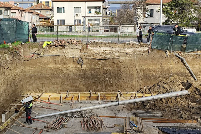 Община Варна: След пропадането на стълб от тролейбусната мрежа е наредено спешно укрепване на изкопа и възстановяване на тротоара