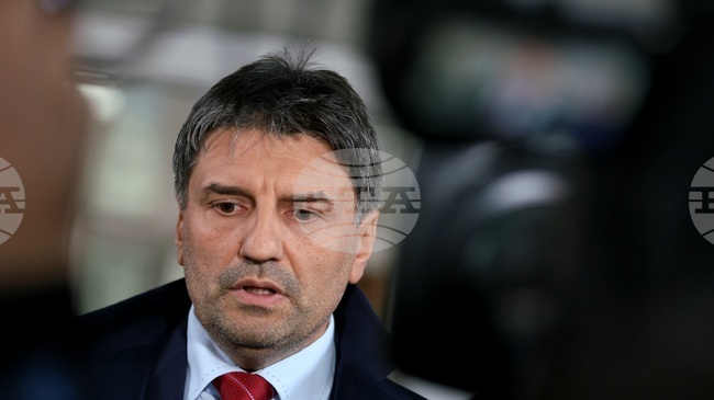 Трима души са задържани при вчерашния протест пред Народното събрание, петима полицаи са пострадали, съобщиха от СДВР