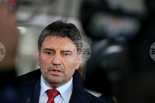 Трима души са задържани при вчерашния протест пред Народното събрание, петима полицаи са пострадали, съобщиха от СДВР