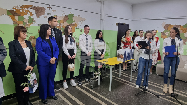 Нов СТЕМ център откриха в Гимназията с преподаване на чужди езици „Симеон Радев“ в Перник