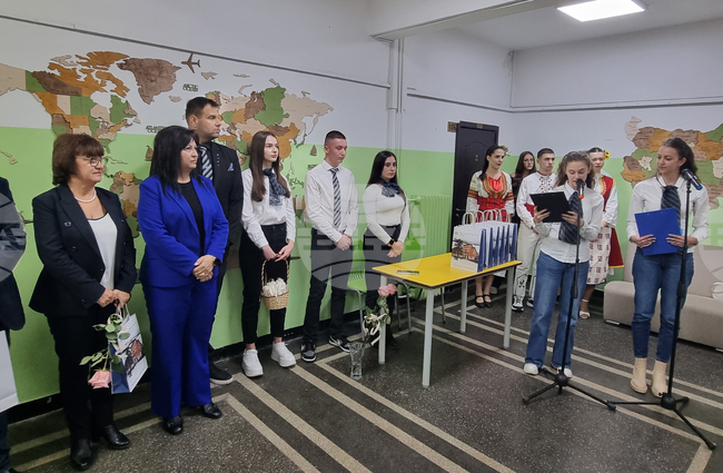 Нов СТЕМ център откриха в Гимназията с преподаване на чужди езици „Симеон Радев“ в Перник