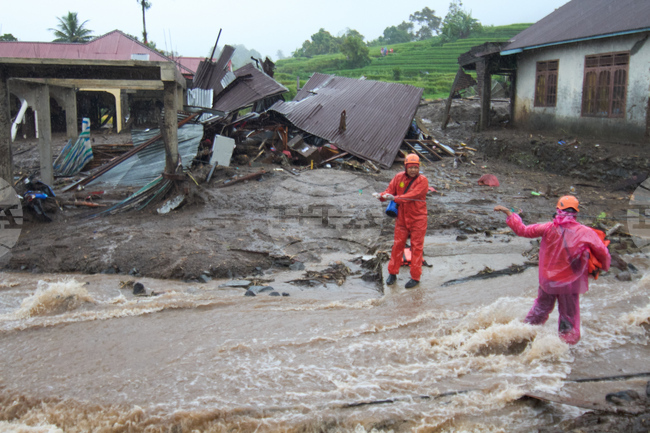 Общият брой на загиналите при наводненията в Индонезия и Тайланд надхвърли 140