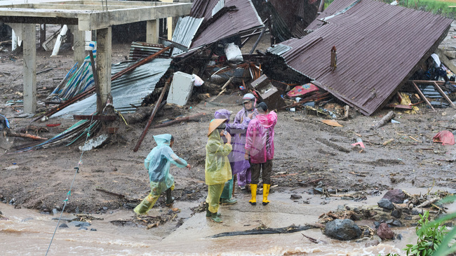 84 са жертвите на наводненията на остров Суматра в Индонезия