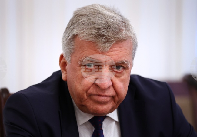 Оптимист съм за разговорите, може да има бюджет в края на годината, каза министър Манол Генов