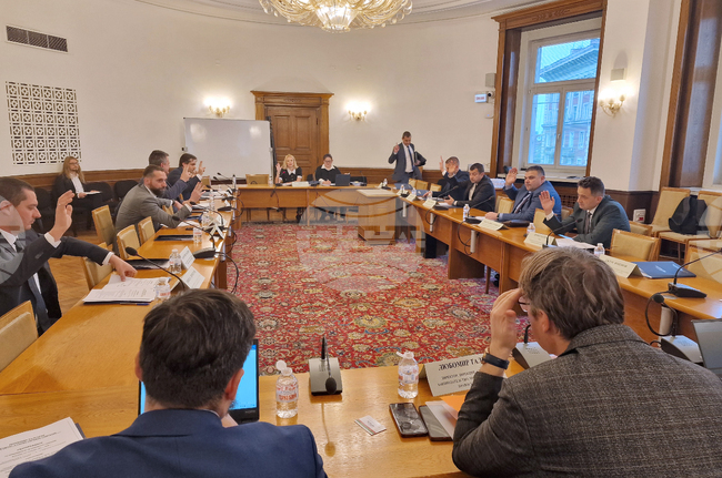 Комисията по електронно управление и информационни технологии прие на второ гласуване промени в Закона за държавния печат и националното знаме на Република България