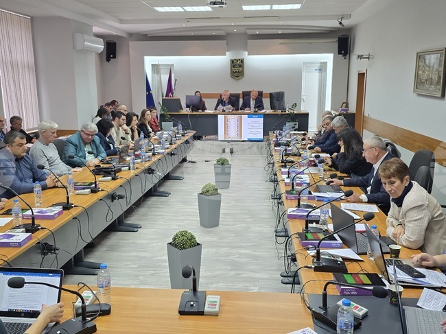 Община Ловеч да кандидатства по проект за подкрепа на ученици с таланти, решиха общинските съветници