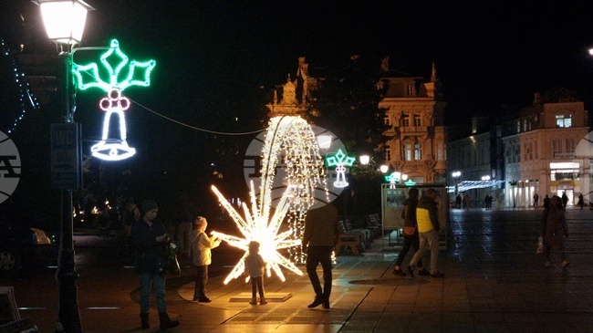 Русе посреща коледно-новогодишните празници с обновена украса, ледена пързалка, базар и фестивал 