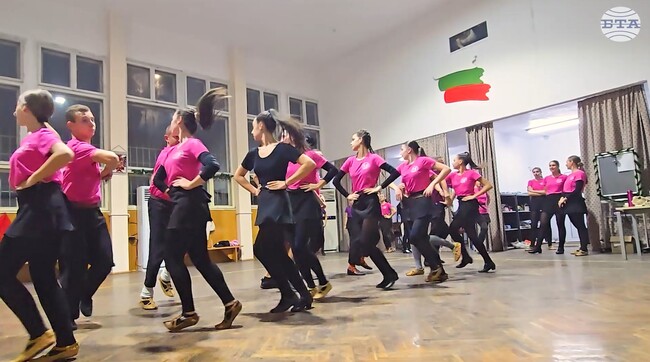 Вече 25 години ловешката фолклорна формация „Елит“ съхранява и популяризира българския фолклор, каза Нели Читинова