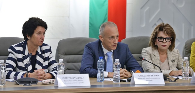 Министър Вълчев: Започваме обсъждане на учебните програми, баланса между видовете подготовка и формата на националните изпити