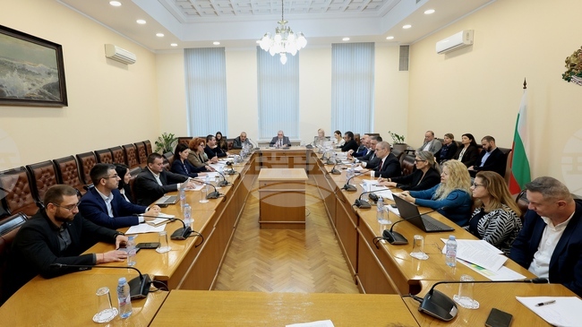 Вицепремиерът Гроздан Караджов определи проектозакона за обществения транспорт като най-важната реформа в сектора от половин век насам