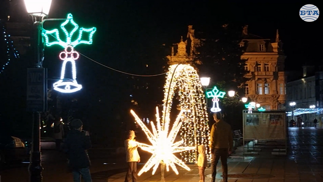 Русе посреща коледно-новогодишните празници с обновена украса, ледена пързалка, базар и фестивал