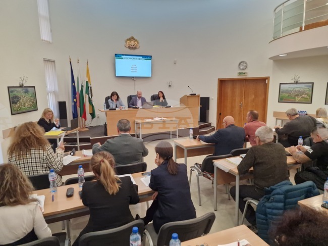 Общинският съвет в Павликени удължи договора на досегашния управител на местната болница д-р Ренета Кръстева до избора на нов