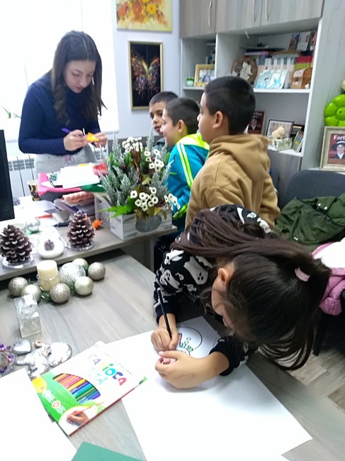 Добротворческата работилница събра кубратските емпатисти и приятелите им в подготовка за пореден празник за малки пациенти от варненска болница