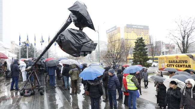 ФЕНА: Според служители на БХРТ затварянето на босненския национален радио-телевизионен оператор означава затваряне на държавата