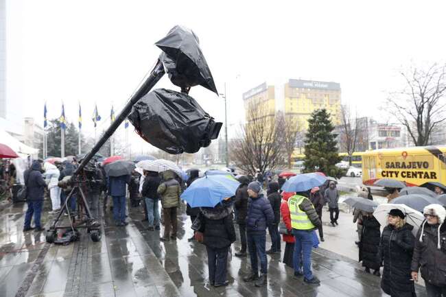 ФЕНА: Според служители на БХРТ затварянето на босненския национален радио-телевизионен оператор означава затваряне на държавата