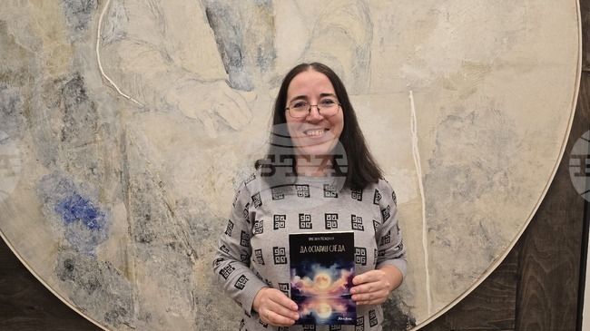 Младата поетеса Христина Гложенска представи дебютната си стихосбирка на „Да оставиш следа“ в родния си Плевен