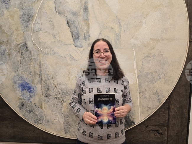 Младата поетеса Христина Гложенска представи дебютната си стихосбирка на „Да оставиш следа“ в родния си Плевен