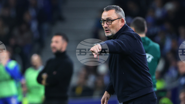 Треньорът на Ница Франк Ез е обявил пред играчите, че няма да подава оставка и иска заедно да излязат от трудната ситуация