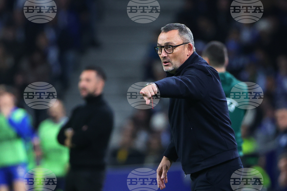 Треньорът на Ница Франк Ез е обявил пред играчите, че няма да подава оставка и иска заедно да излязат от трудната ситуация