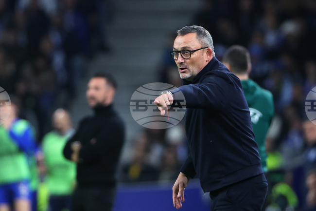 Треньорът на Ница Франк Ез е обявил пред играчите, че няма да подава оставка и иска заедно да излязат от трудната ситуация