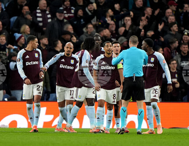 Астън Вила победи Йънг Бойс, Георги Кабаков с важни решения