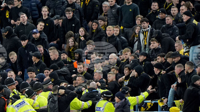 Двама привърженици на Йънг Бойс са задържани за хвърляне на счупени седалки по време на безредици на Вила Парк