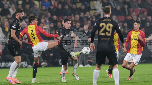 Футболист на Го Ахед Ийгълс бе глобен заради провокативен жест към халф на Щутгарт