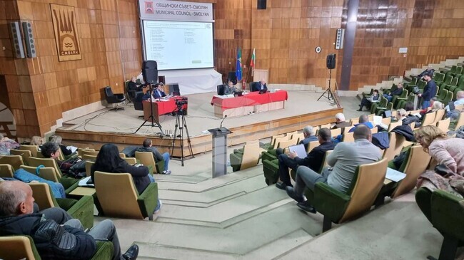 Протестиращи жители на Смолян дойдоха на заседанието на Общинския съвет