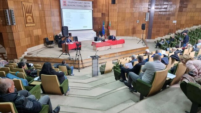 Протестиращи жители на Смолян дойдоха на заседанието на Общинския съвет