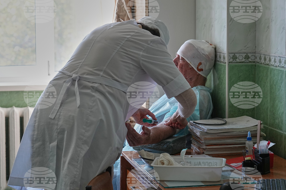 Руските сили пуснаха взривно устройство върху болница в украинския град Херсон; има ранен младеж, съобщиха местните власти