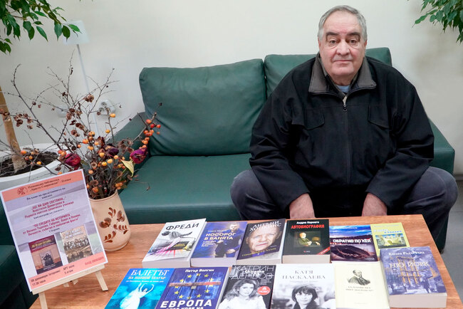 Дългогодишният кореспондент на БТА в Плевен Малин Решовски направи поредно дарение на регионалната библиотека 