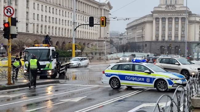 Протест на симпатизанти на "Величие" затруднява движението в центъра на София 