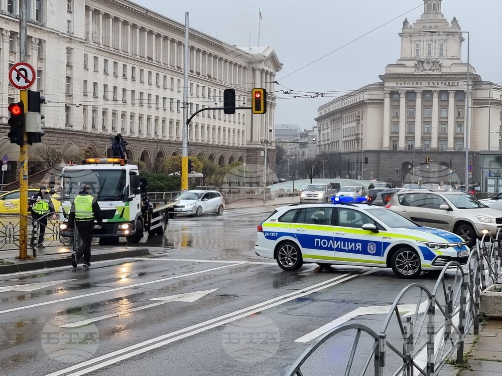 Протест на симпатизанти на "Величие" затруднява движението в центъра на София 