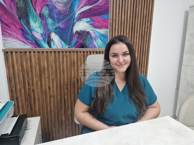 В България се дава шанс на млади висшисти да работят по специалността си, каза за БТА мединската сестра от Търговище Елеонора Василева